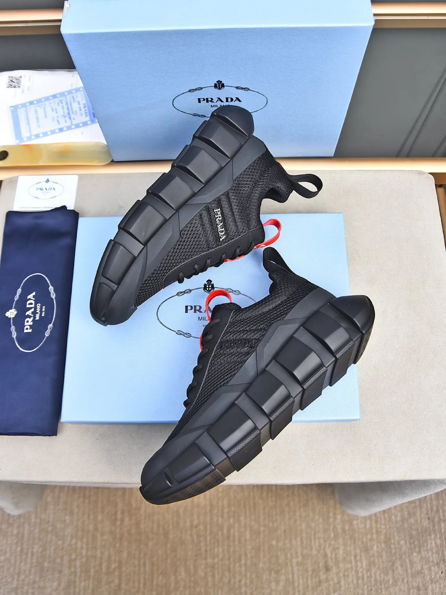 Men's shoes 💰480 PRADA/Prada men's lace-up casual sports shoes, the upper is made of cowhide leather and breathable mesh. It is soft, comfortable and breathable. The tongue is decorated with the PRADA brand letter logo. The thick rubber sole echoes the red label tongue. The style is fashionable and generous. The details are carefully crafted. A casual sports shoe with a super fashionable look on the foot. Excellent breathability!  Size: 38-44 (45 46 customized)